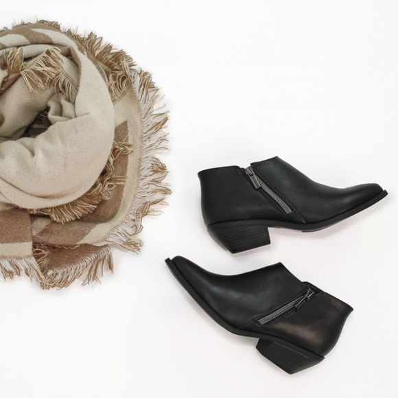 Pointed Toe Asymmetrical Zip Ankle Boot - Picture 4 of 8